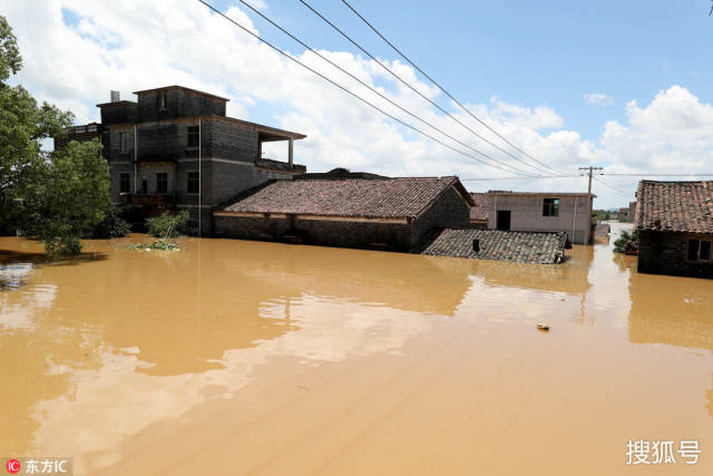 暴雨洪水致江西东乡成泽国 矮房子被淹没到屋顶