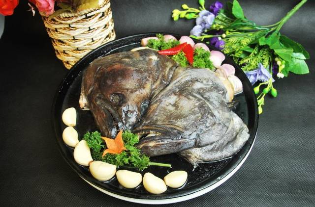 之前去过一家烤鲽鱼头的 今天咱们再来一盘子黑椒鲽鱼头 憋说话,张
