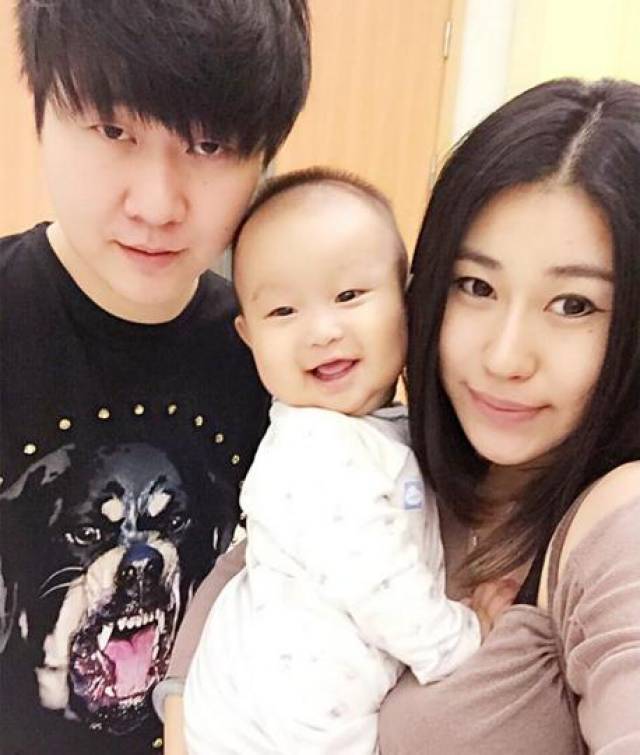 如今的周萌萌和刘伟生活的十分幸福,两人育有一个聪明健康的儿子,并且