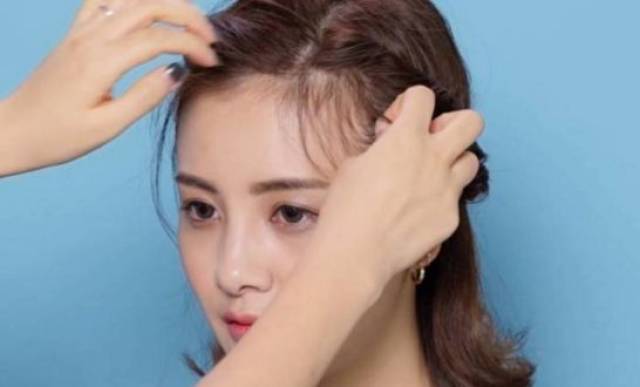 变美智囊团(ID: MissTanSuan) 这个号是变美姐妹花的主场, 姐妹花俩 一个是护肤战痘士 一个是美妆小能手 她们每天都在研究护肤成分、 色系分类、面料知识、 洗护常识、新产品卖点, 如果你想看 穿衣搭配&去哪儿买漂亮的衣服 老司机&小白的化妆技巧 减肥 & 生活的小美好 一定记得关注 夏天最热的时候来了, 仙女们是不是要考虑扎头发了呢~ 今天就介绍几款好看的扎发。 全扎丸子头
