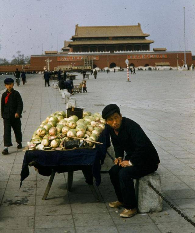 老照片:70年代的北京,天安门广场卖萝卜无人赶,充满时代特色!