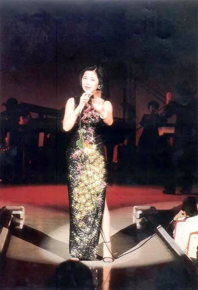 歌声婉转,身姿曼妙,一代歌后邓丽君与旗袍的不解之缘