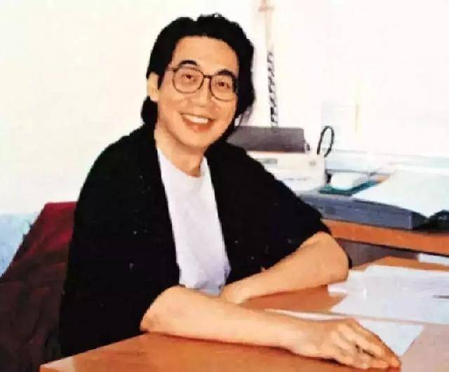 他是林夕,黄伟文共同的偶像,10年作词千首,被誉为"港乐鬼才"