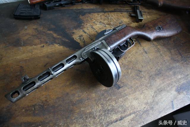 苏联ppsh41 波波沙冲锋枪