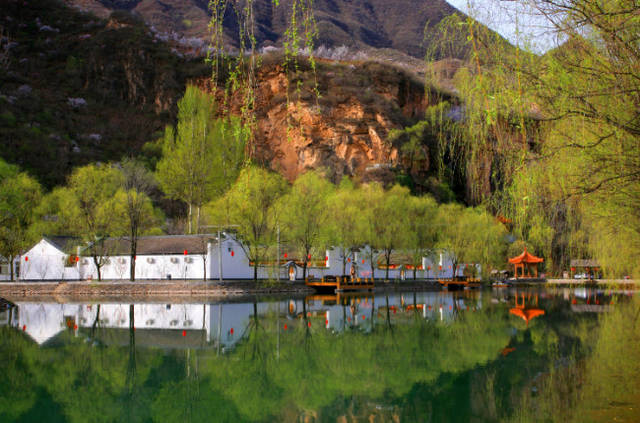 作为千家店镇百里山水画廊重要的景区—滴水壶风景区,便坐落于此.