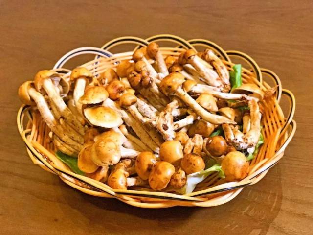 海鲜菇味比平菇鲜,肉比滑菇厚,质比香菇韧,口感极佳,还具有独特的蟹