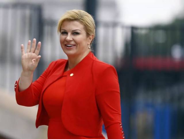 克罗地亚球迷中竟然隐藏着史上最胸女总统?