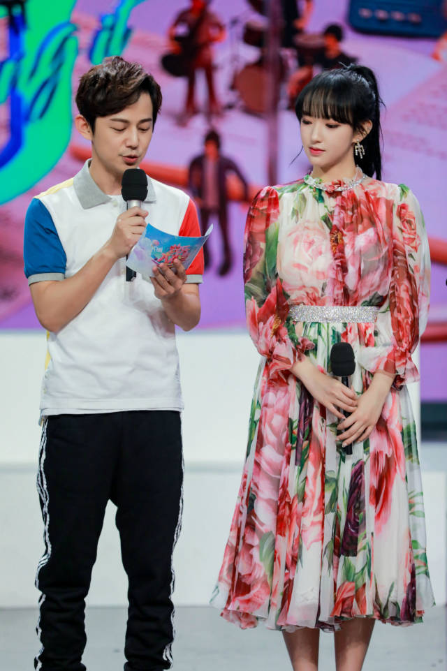 程潇《快乐大本营》大秀艺术体操 花式battle爆笑十足