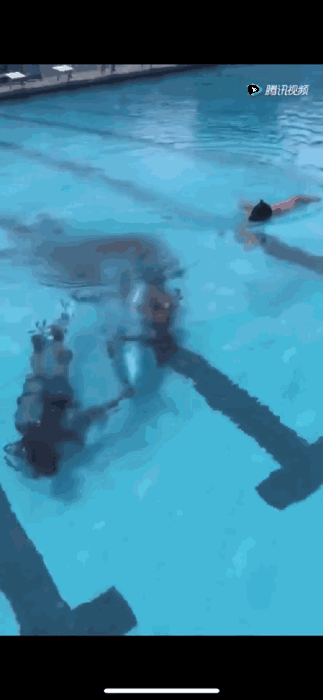 潜水员在水下拖动逃生舱.