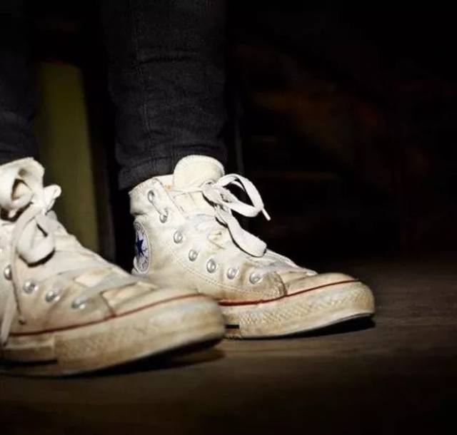 脏脏旧旧的帆布鞋也可以算作一些年轻人的"单品"之一  pausecafein
