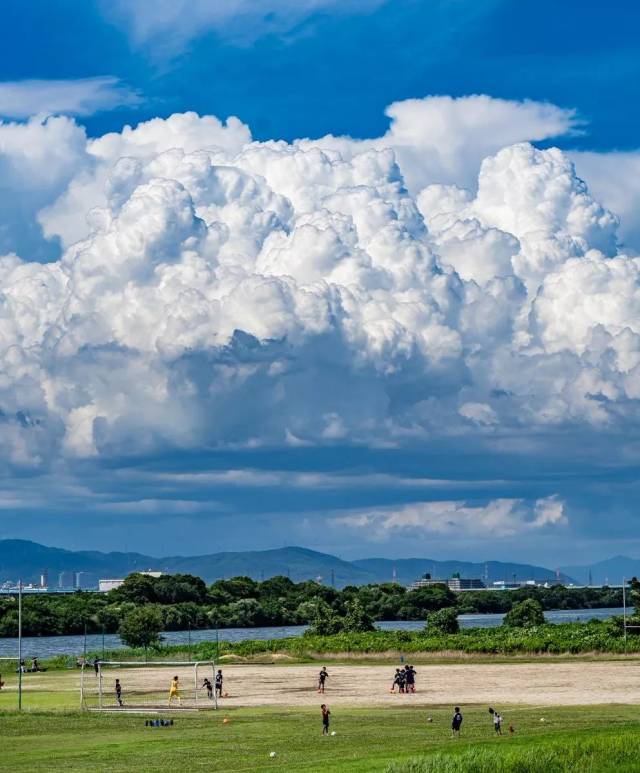 因为其能将天空映衬的格外好看,几乎每部有夏天场景的动画都会入道云