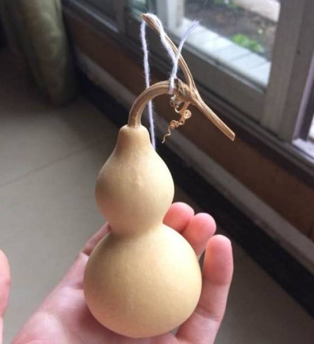 一,给葫芦的龙头缠线,葫芦一拿到手,就
