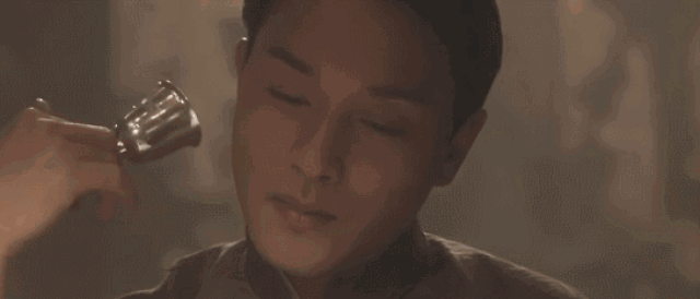 拍戏之前,他还特意去梅兰芳先生的墓前祭拜了.