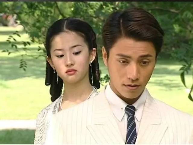 长大以后的第一部电视剧是和孙俪一起出演的《红粉世家》,这应该是