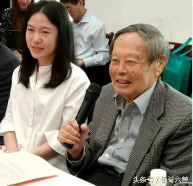 时隔10年翁帆谈婚后生活:杨振宁先生体力好,经常一起骑车锻炼!