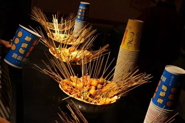 100块带你嗨吃天中某街，微笑中透露着贫穷