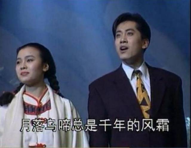2008年毛宁再登春晚,群星合唱《同一个梦想》,当年的毛宁依旧阳光