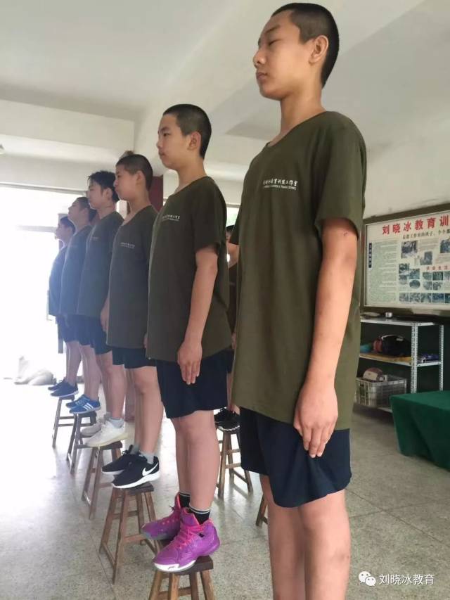 站军姿训练!