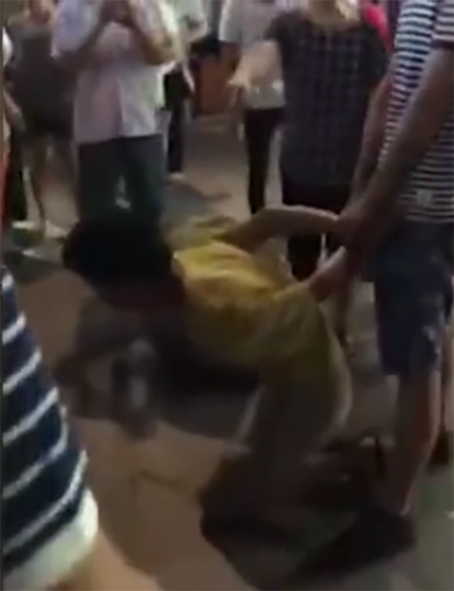 智障男银行内强拽小女孩,家属抓住将他一顿暴揍,监控拍下全过程