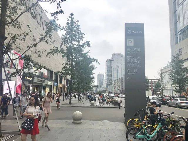 就在成都ifs国际金融中心那只熊猫的对面,就是百盛购物中心使用的停车