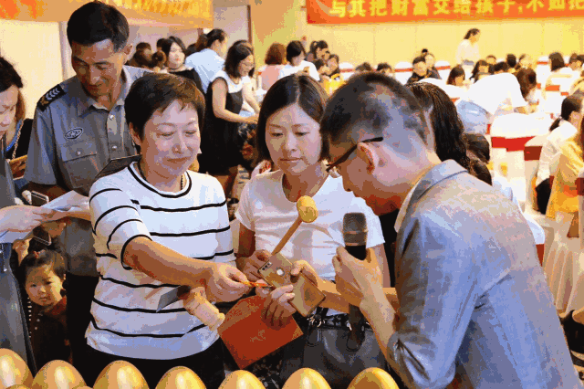 (抓钱活动现场) (幸运大转盘) 不仅有 悦椿温泉票 , 早教课 , 现金