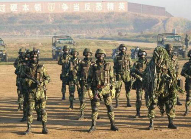 战场上,步兵前面冲锋,机枪在后面猛烈扫射,会打死自己