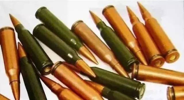 黄澄澄的是覆铜钢弹壳子弹,绿油油的是涂漆钢弹壳子弹