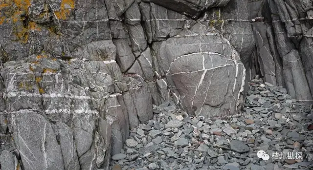 3 原岩受力节理发育 而后被白色矿脉充填.