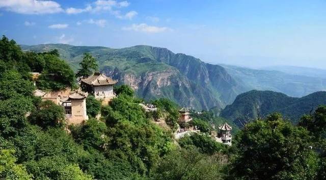 不可错过的美景:崆峒山,泾川县王母宫景区,大云寺,龙泉寺等.