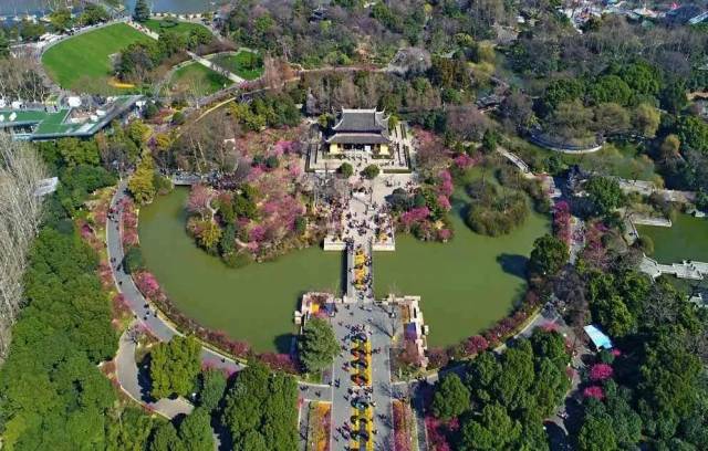 "杜建平说,当时常州只有红梅公园,人民公园和东郊公园(现东坡公园)3个