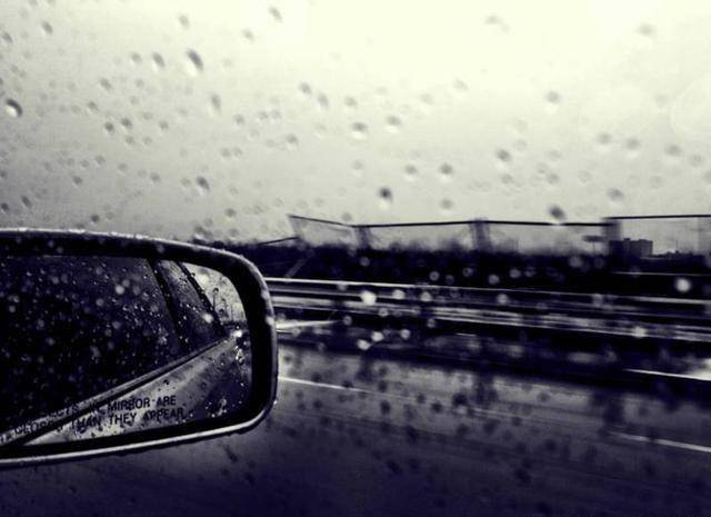 雨天开车时,车窗玻璃看不清怎么办?