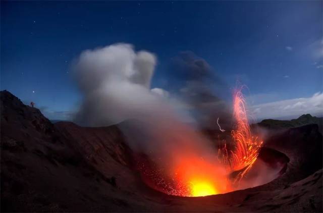 女摄影师深入火山内部600米 记录震撼人心的极端环境