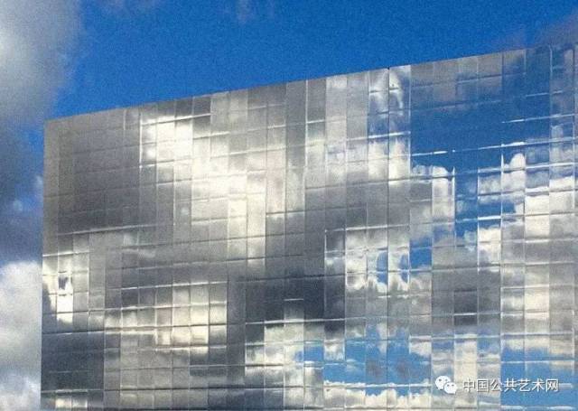 pixelwall 一个弯曲的墙壁,像素化的镜像表面 由此重新感知景观 尺度