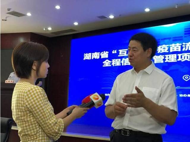 图为中国生物技术股份有限公司董事长杨晓明接受记者采访