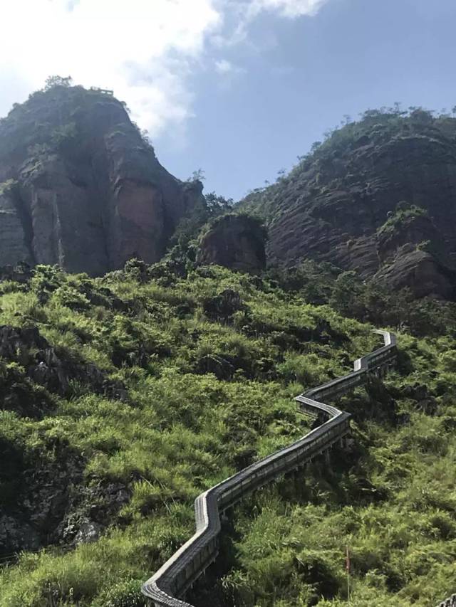 铜石岭景区已经建成玻璃栈道,山顶悬空玻璃观景平台,千米滑道等三个