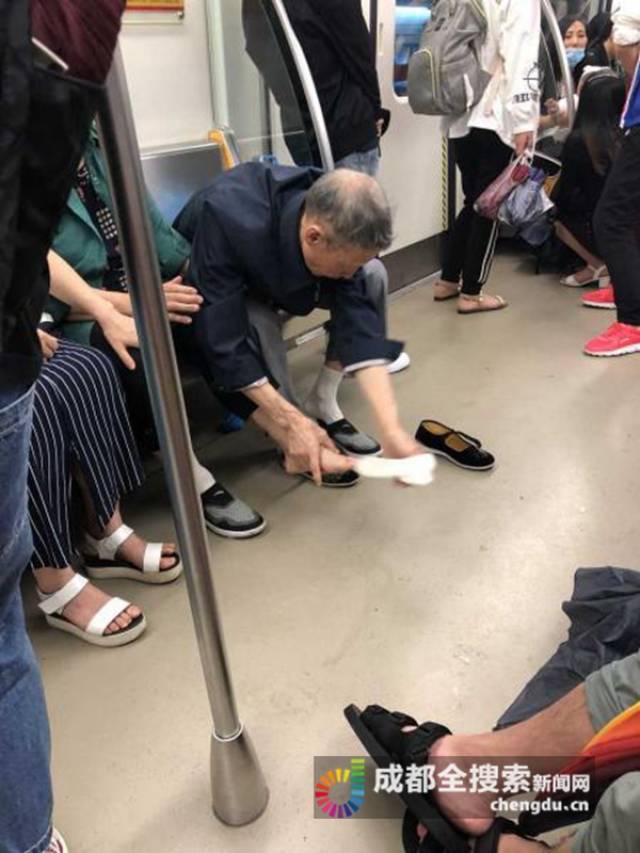 地铁2号线老爷爷为妻子换湿鞋 网友:这才是爱情真正的