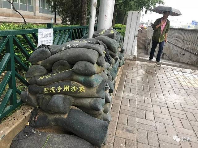 莲花桥,附近一地下通道口放置了防汛沙袋.摄影/新京报记者浦峰