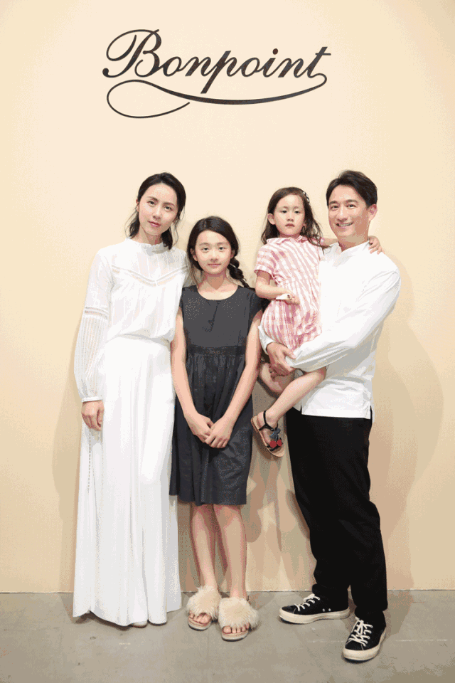 佟大为关悦夫妇与李丹妮田晓龙夫妇合影