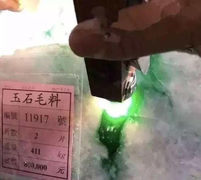 80万赌出1个亿的翡翠王!切开后亮瞎眼!