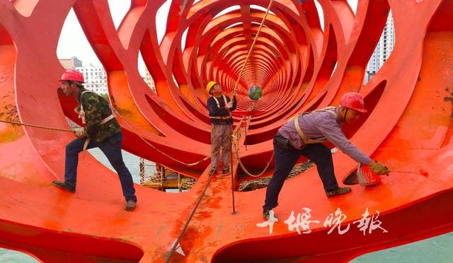 该桥主桥由56个红色钢环连接而成, 象征56个民族紧密团结.