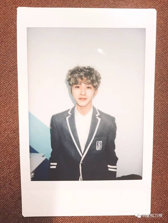 王俊凯蔡徐坤朱一龙李易峰男明星的拍立得照片都是宝藏叭