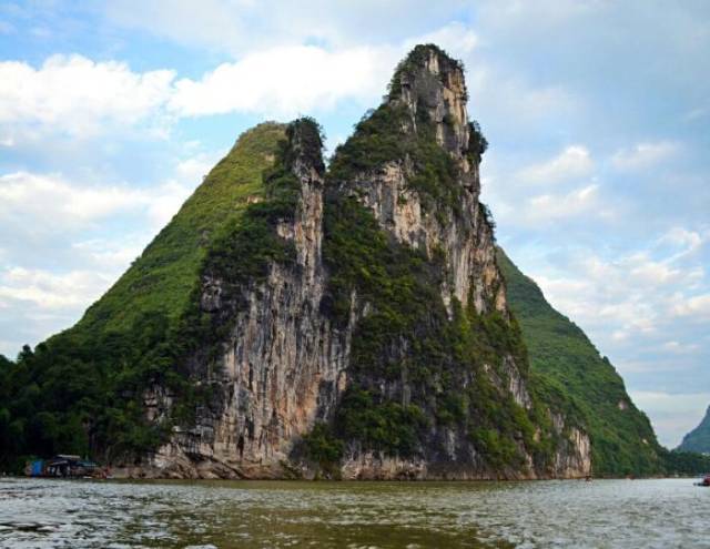 两岸的山峰很有特点,座座独立,形状各异,大小不一.