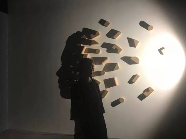 长年调戏影子,她把光玩成了艺术