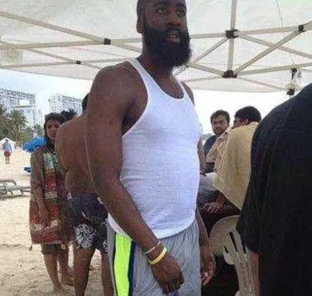 所以肌肉线条也越来越突出,不过哈登的肚子还是一直圆滚滚的,可能是还