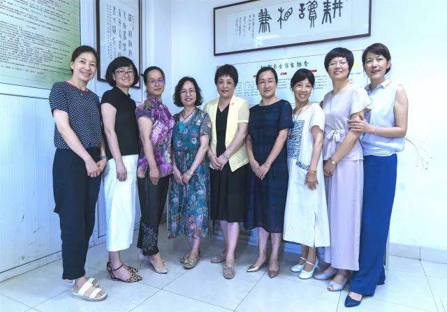 座谈会上,桐乡市女作协主席徐玲芬向嘉兴市妇联领导汇报了协会成立6年