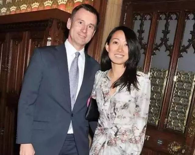 亨特的老婆是来自中国西安的 lucia guo,两人结婚已9年,还生了3个可爱