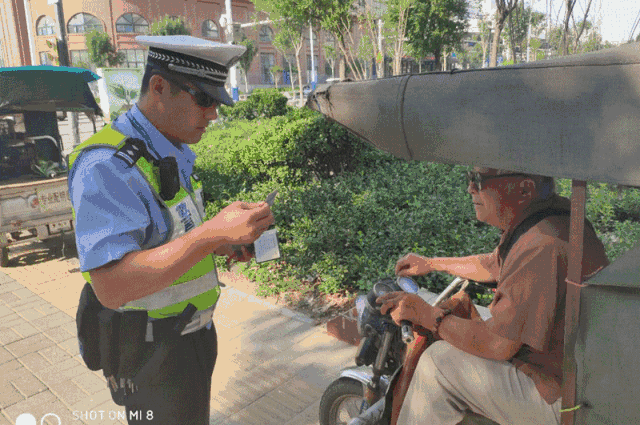 开车上路一定要遵守交通法规,千万不能心存侥幸,以身试法哦!