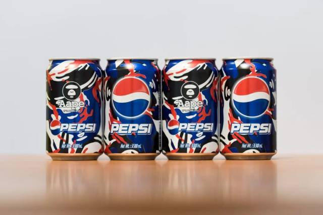 早在2001年,pepsi就和日本著名街头潮牌bape共同推出了限量发行的猿人