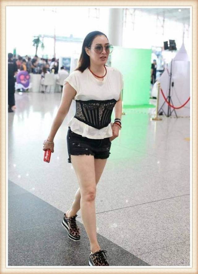 钟丽缇为秀身材,t恤外套腰封,可勒出的水桶腰真是让人不忍直视