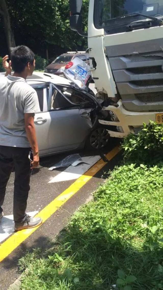 东莞凤岗凤清路连续车祸"混战"车辆受损严重!